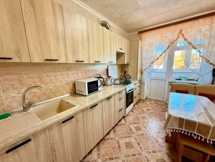 3-комн квартира Островского ул, 36