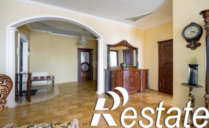4-комн квартира Ленинградская улица, 49,  д. 49